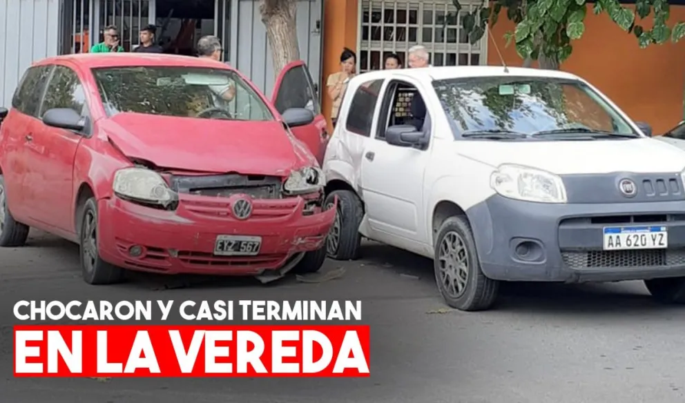 Dos autos chocaron y casi terminan en la vereda