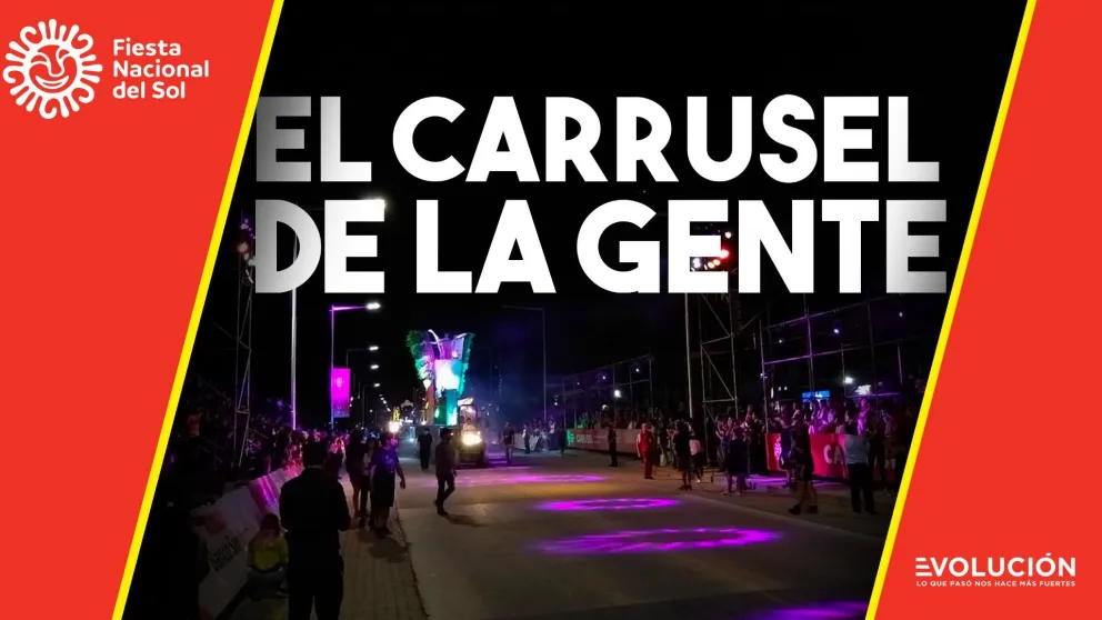 La gente feliz y expectante con el carrusel