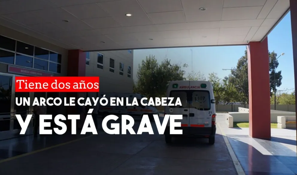 Un arco cayó sobre la cabeza de un niño de 2 años y está grave