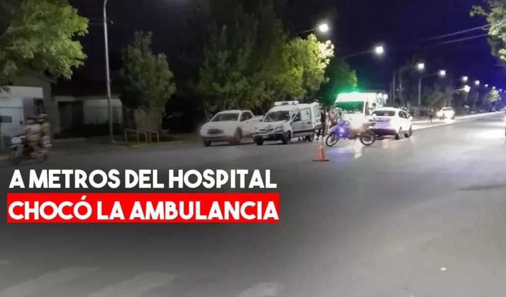 Un auto giró en U y provocó que chocara una ambulancia a metros del Hospital