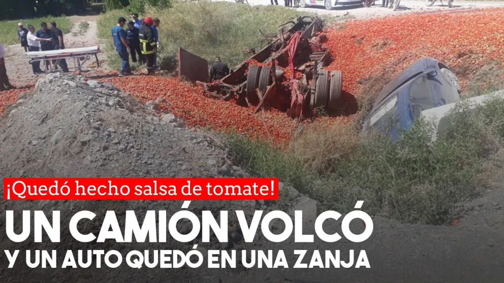 Peligroso accidente en Pocito: volcó un camión con tomates y un auto quedó destruido
