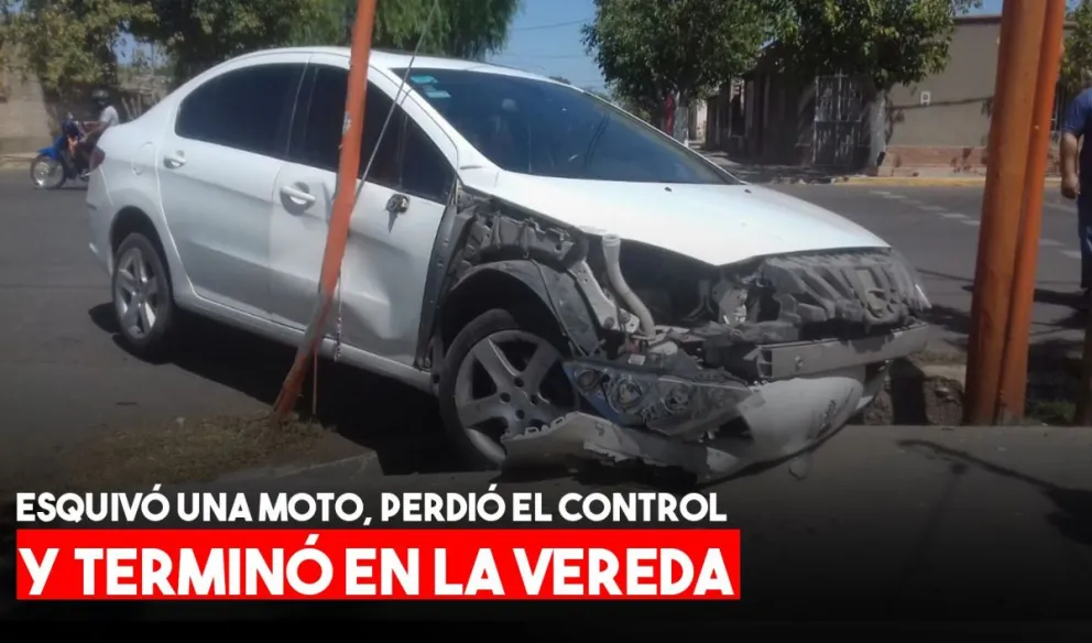Por esquivar una moto terminó en la vereda