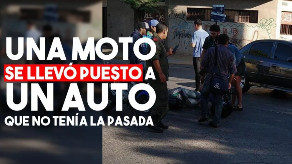 Fuerte choque entre un auto y una moto a una cuadra del Centro Cívico