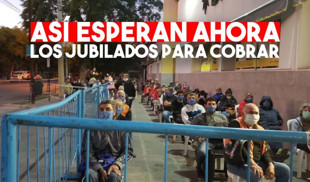 Pusieron sillas para que los jubilados esperen su turno en algunos bancos