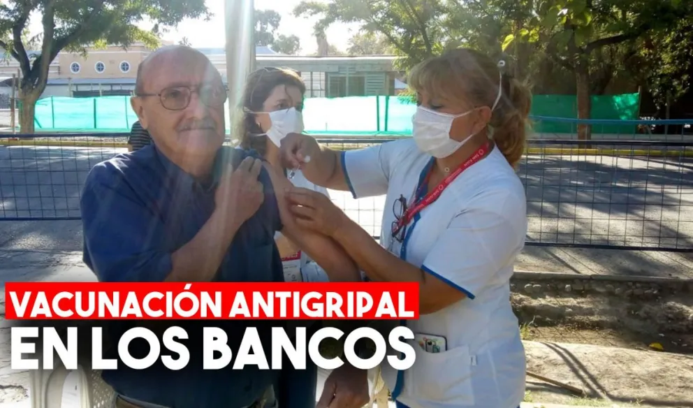Vacunan contra la gripe a jubilados en la puerta de los bancos