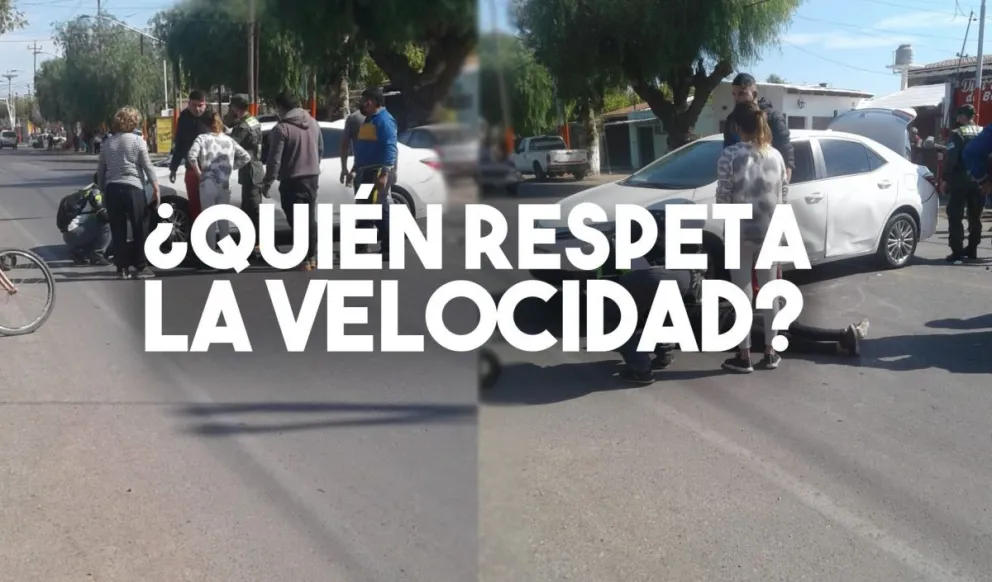 Choque en una esquina complicada: una pareja en moto impactó contra un auto
