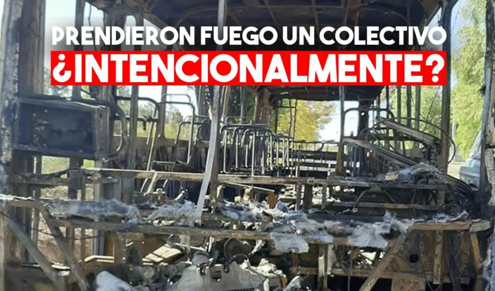 Se incendió un colectivo por completo y quedó destruido
