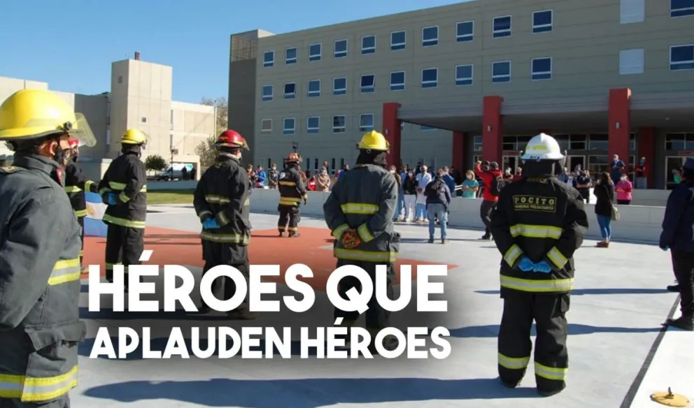 Bomberos voluntarios aplaudieron al personal sanitario en un emotivo homenaje