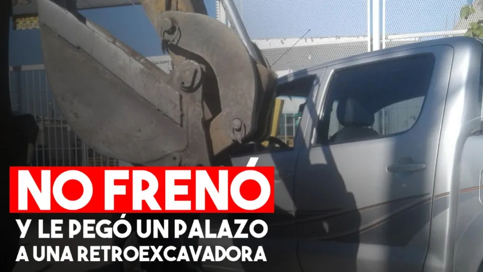 Fuerte choque entre una retroexcavadora y una camioneta en Santa Lucía