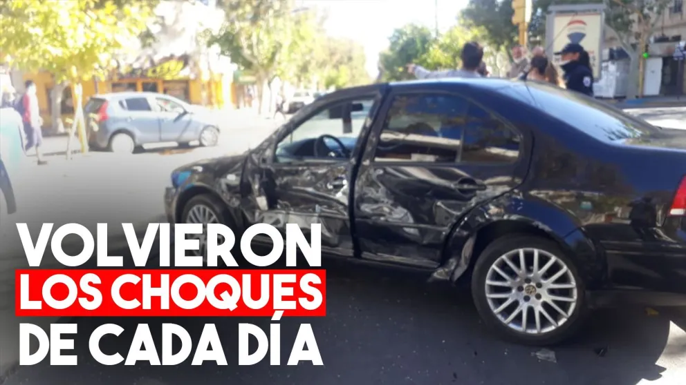 Un auto cruzó en rojo, chocó a otro y destrozaron una camioneta estacionada