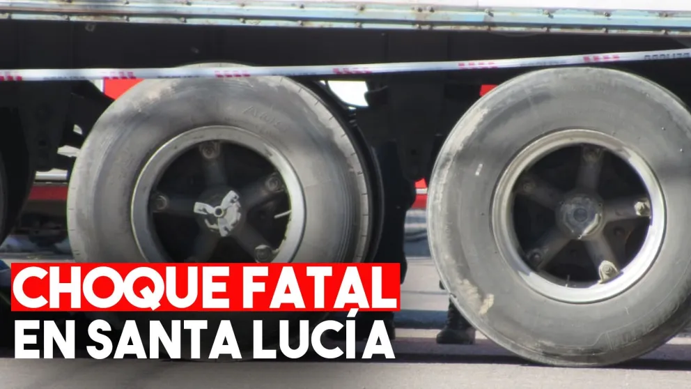 Un motociclista chocó contra un camión y falleció