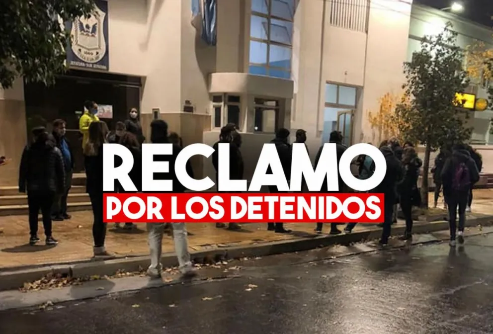Un grupo de médicos protestó en la Central de Policía por los detenidos