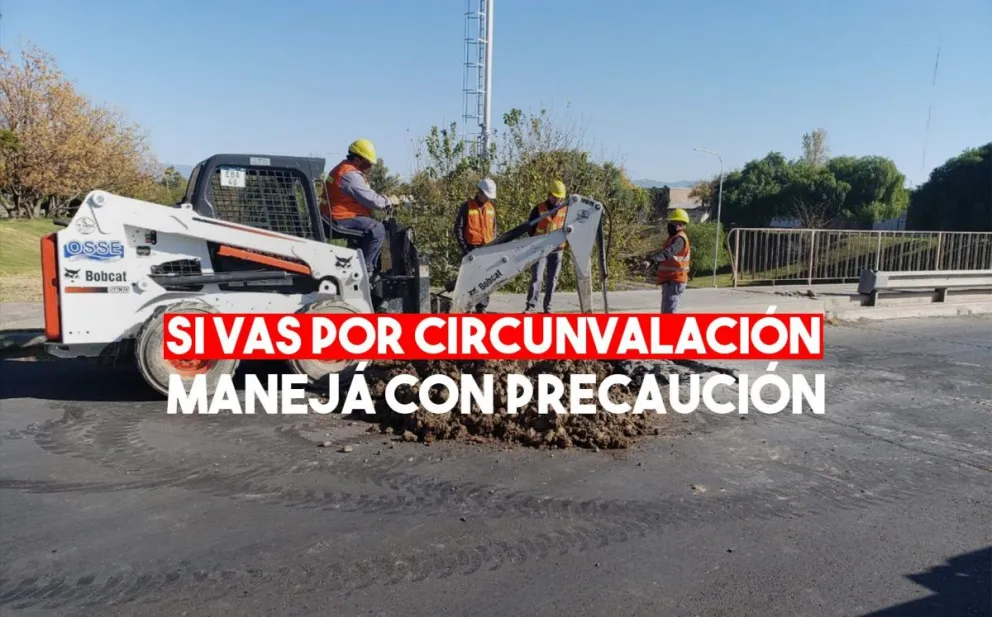 Interrumpieron el tránsito en Circunvalación por un caño roto