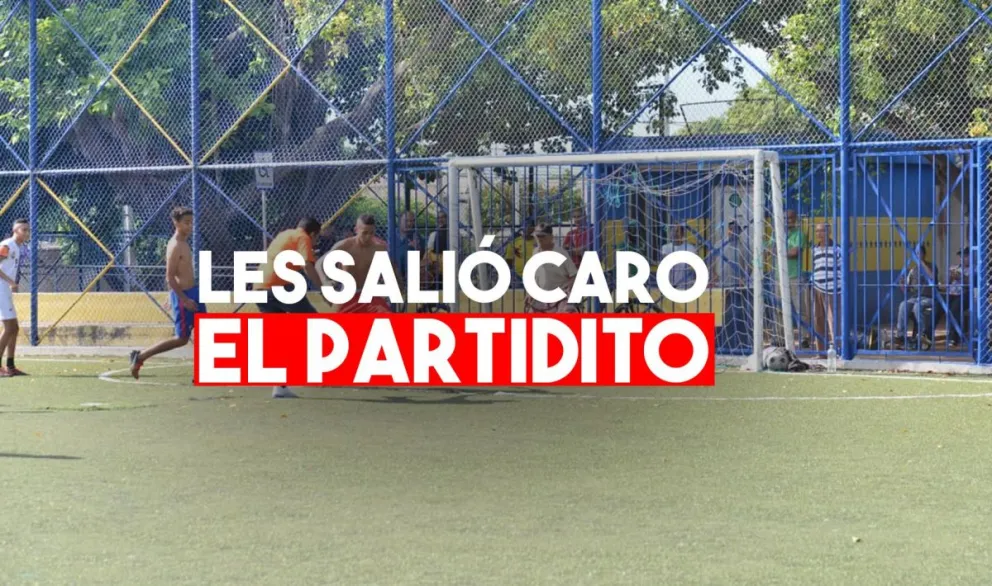 Por jugar un partido de fútbol, fueron detenidos y multados