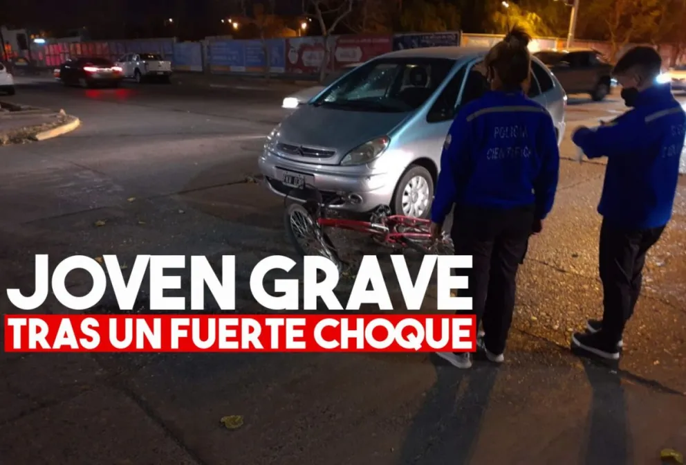 Iba en bici, chocó contra un auto y está grave