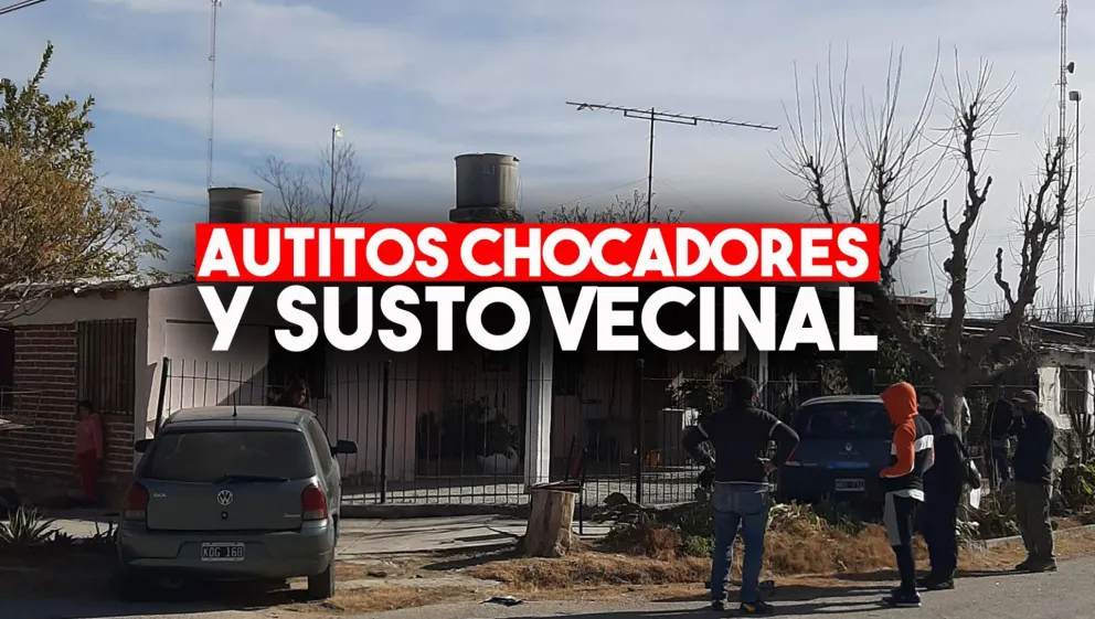 Un agente de policía chocó contra otro auto y ambos terminaron en la vereda