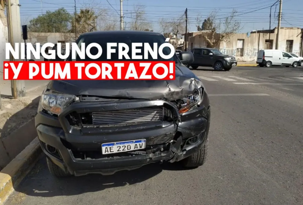 Dos camionetas de gran porte chocaron en un peligroso cruce