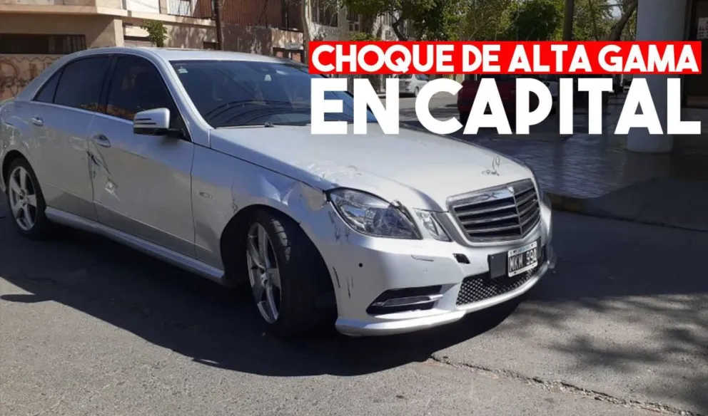 En pleno centro, chocaron un auto de alta gama y una moto de alta cilindrada