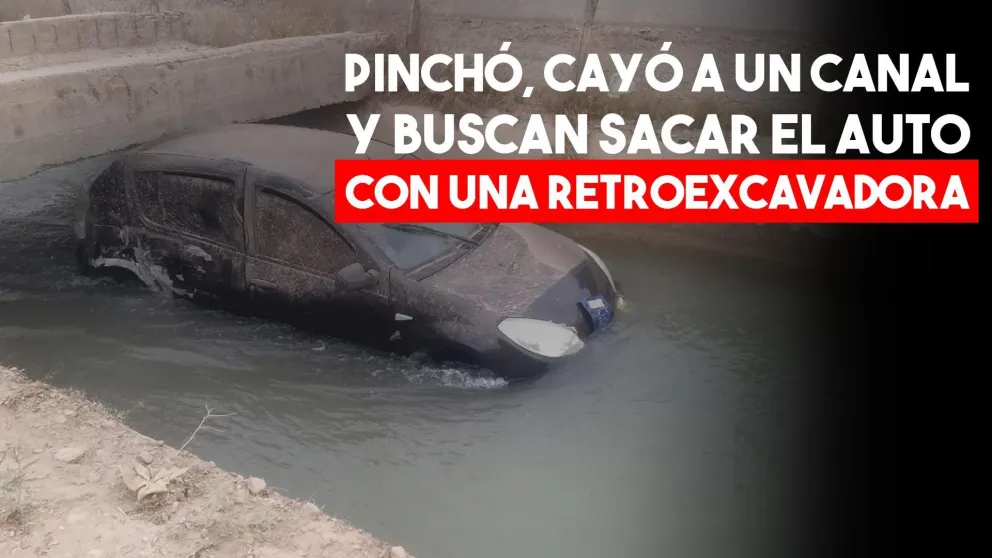 Un auto terminó en un canal por una rueda pinchada
