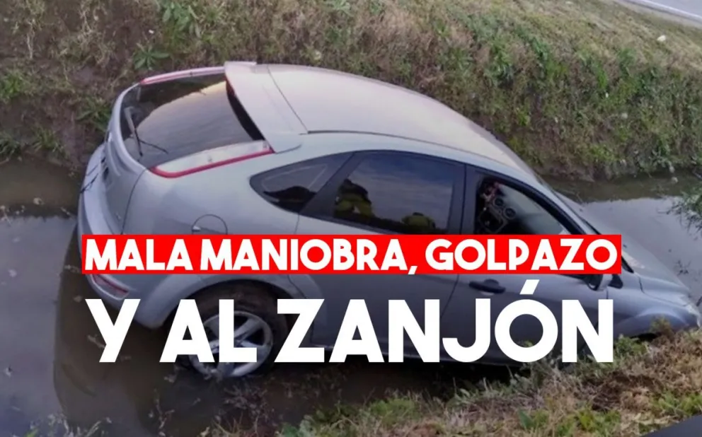 Un auto terminó en el canal por una mala maniobra