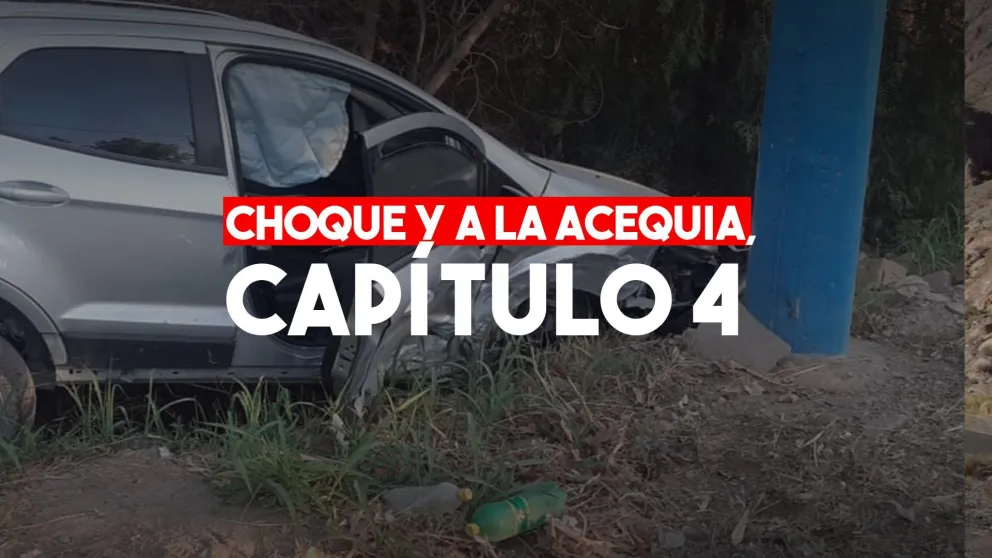 Una camioneta terminó en la acequia tras chocar con un auto