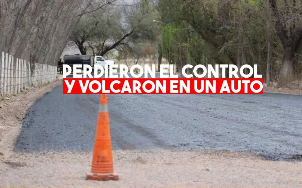 Volcaron en su auto y quedaron en estado delicado
