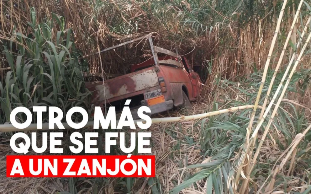 Perdió el control de la camioneta y se cayó a un zanjón
