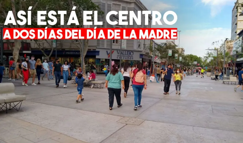 Muchos sanjuaninos en el microcentro, previo al Día de la Madre