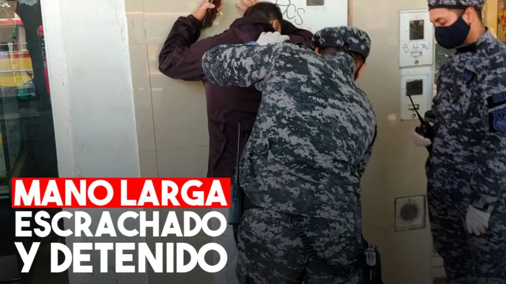 Le arrebató el teléfono a una mujer en el colectivo y los pasajeros lo detuvieron