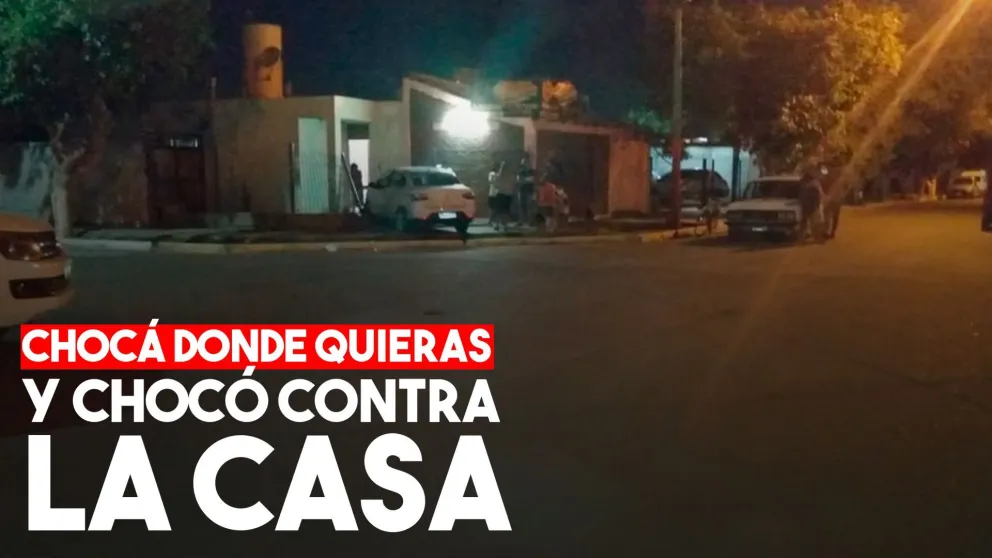 Chocaron y uno de los autos terminó estrellado en una casa
