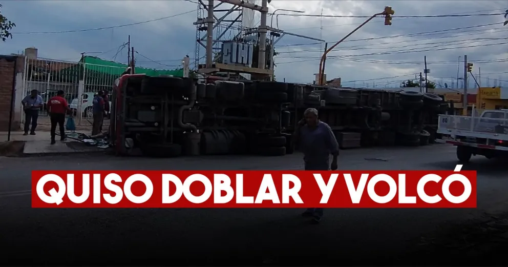 Un camión con acoplado volcó