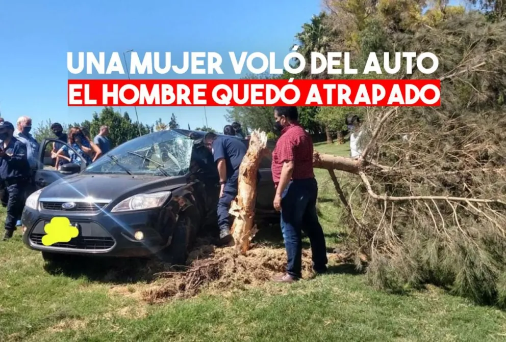 Chocó con  el guardarraíl  y un árbol y quedó atrapado en el auto