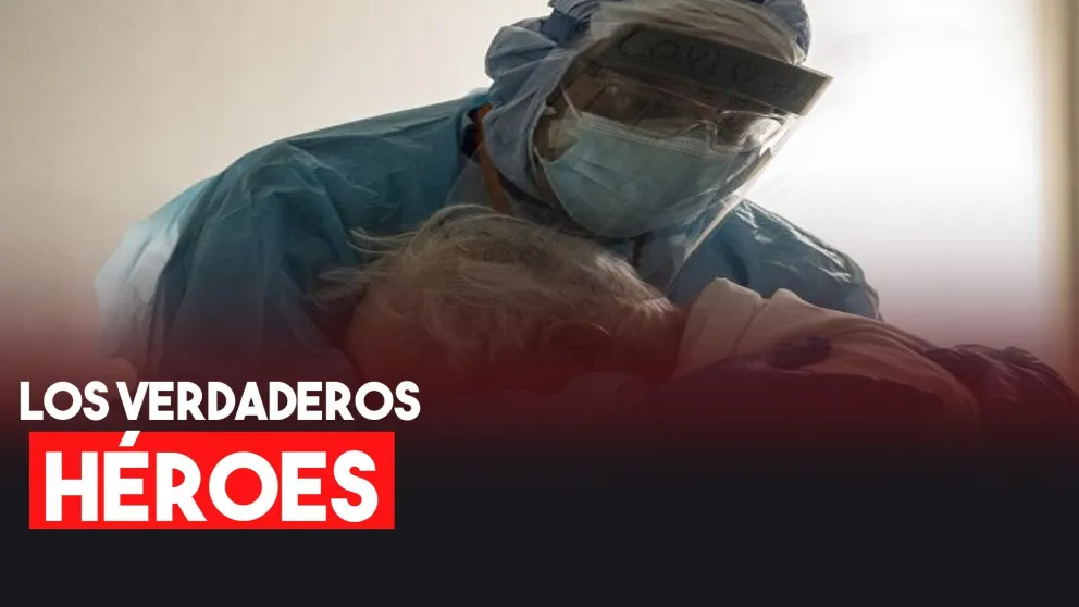 La foto de un médico abrazando a un anciano con Covid-19 recorre el mundo