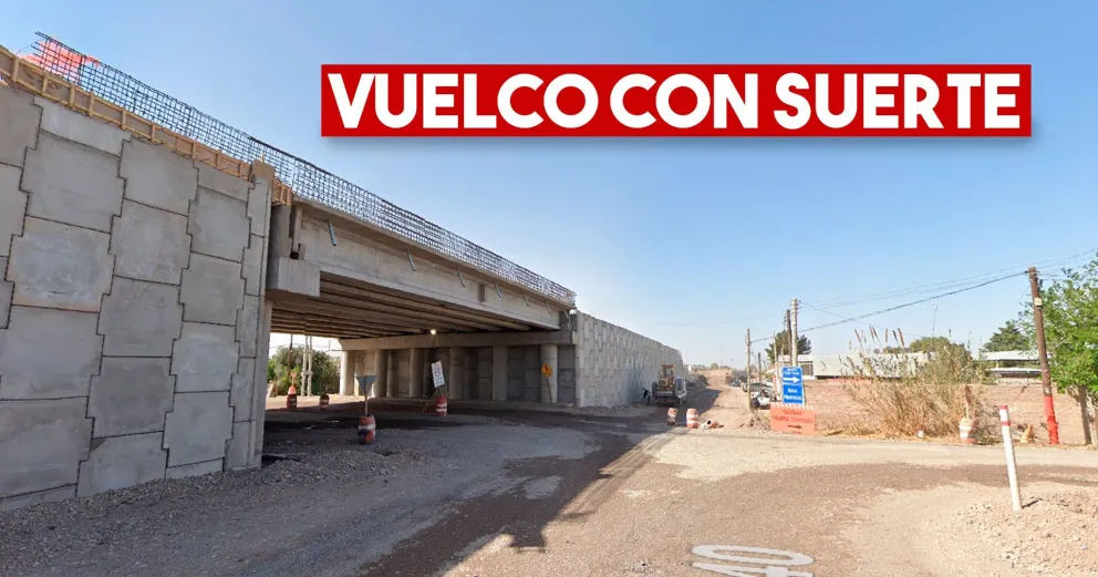 Chimbas: un Duna volcó luego de chocar con otro auto