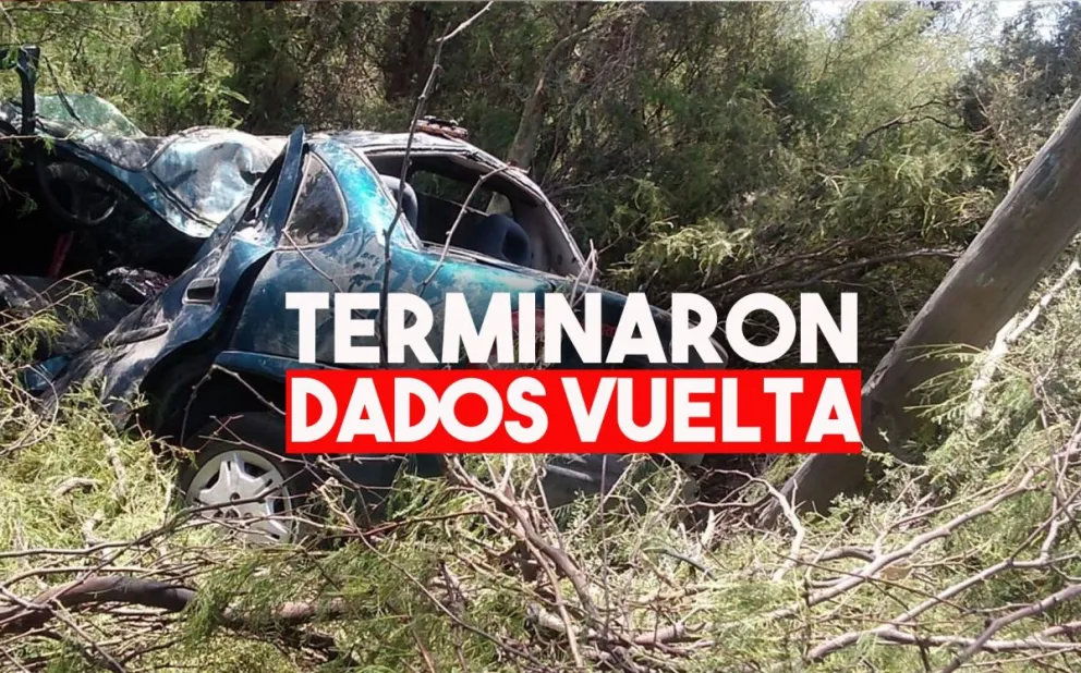 Chocaron contra un poste de luz y volcaron