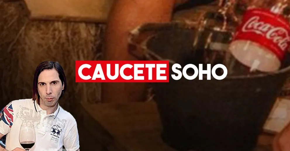 Un bar caucetero sirve las bebidas en un balde de albañilería