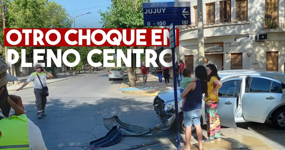 Un choque entre dos automóviles dejó a uno destrozado en Capital