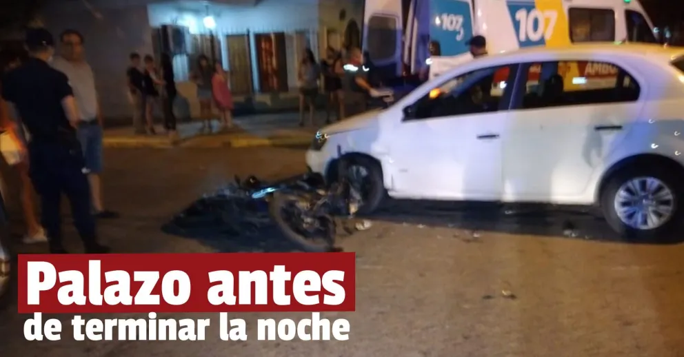 Un auto chocó con una moto y una mujer terminó en el hospital