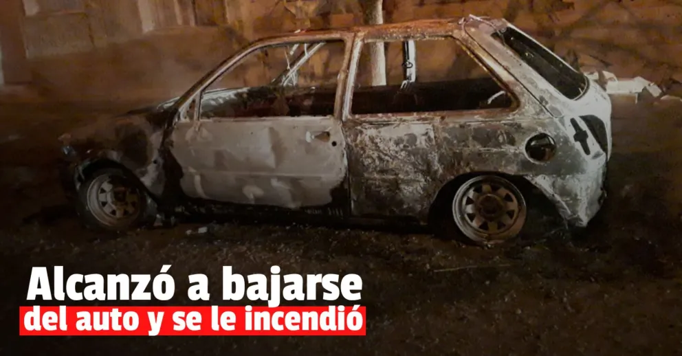 Por una falla mecánica, un hombre casi queda atrapado en el auto incendiado