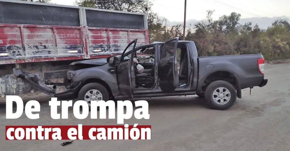 Jáchal: una camioneta chocó a un camión estacionada y quedó destrozada
