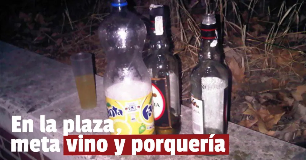 Estaban tomando en una plaza, llegó la Policía y les encontraron droga