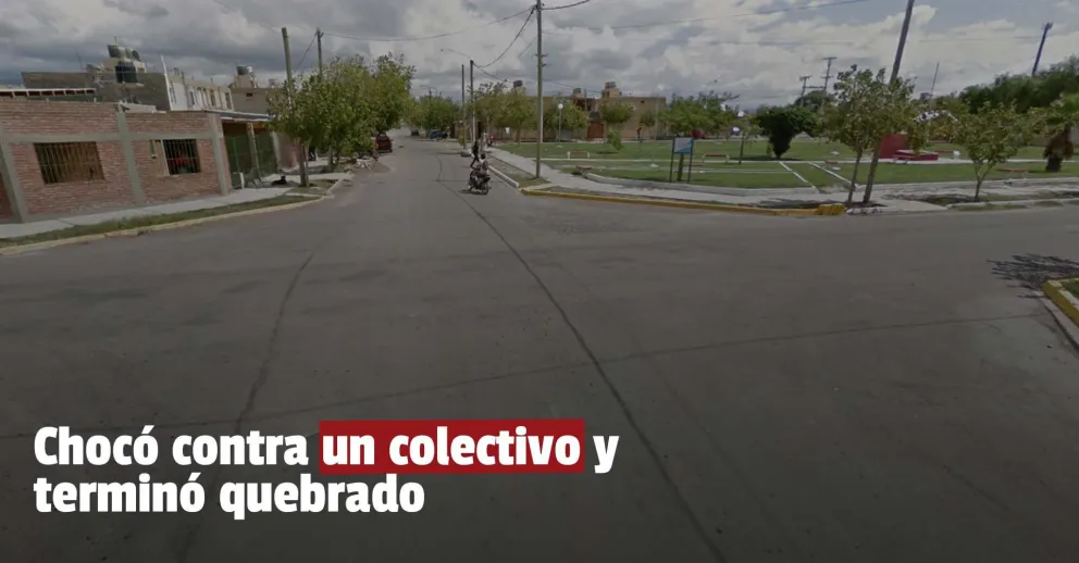 Fuerte choque entre una moto y un colectivo