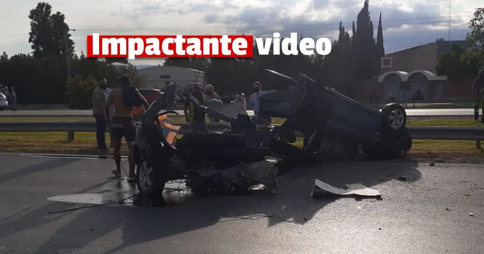 Se difundió el video del momento del choque en que un vehículo queda partido en dos