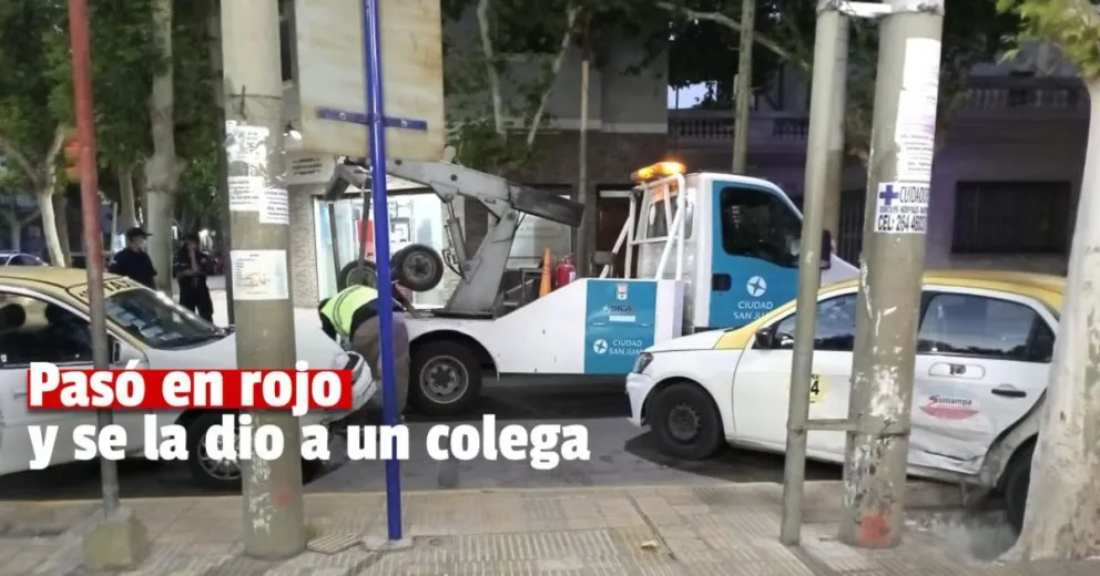 Dos taxis chocaron en una transitada esquina de Capital