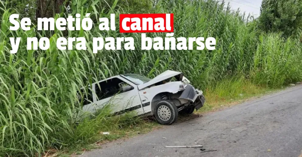Cuatro vehículos chocaron en Rawson y uno terminó en un canal