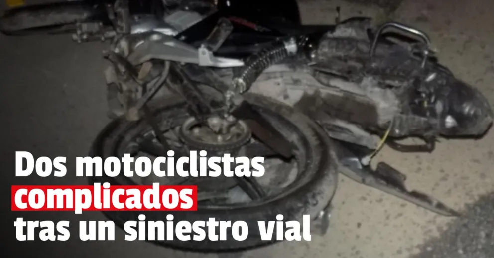 Iban en moto, chocaron contra un auto y terminaron en el hospital