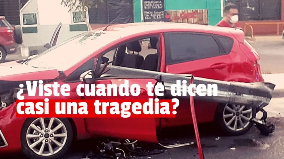 Un auto quedó "clavado" en el guardrail del Conector sur