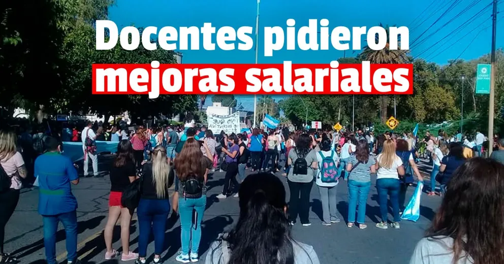 Docentes reclamaron por un salario docente digno
