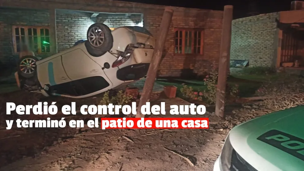 Destrozó el frente de una casa con su auto