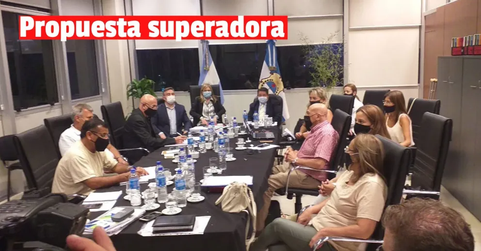 El gobierno ofreció en paritarias un aumento del 50% y revisión en julio